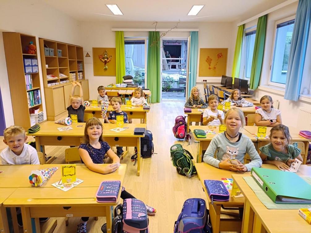 Die Kinder der Klasse 1a in ihrem Klassenzimmer; 