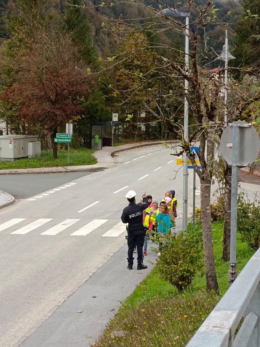 Klasse 1a trainiert das richtige Verhalten im Straßenverkehr