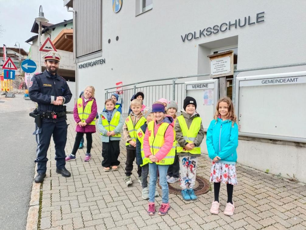 Polizist Dominik Kapfinger mit der Klasse 1a