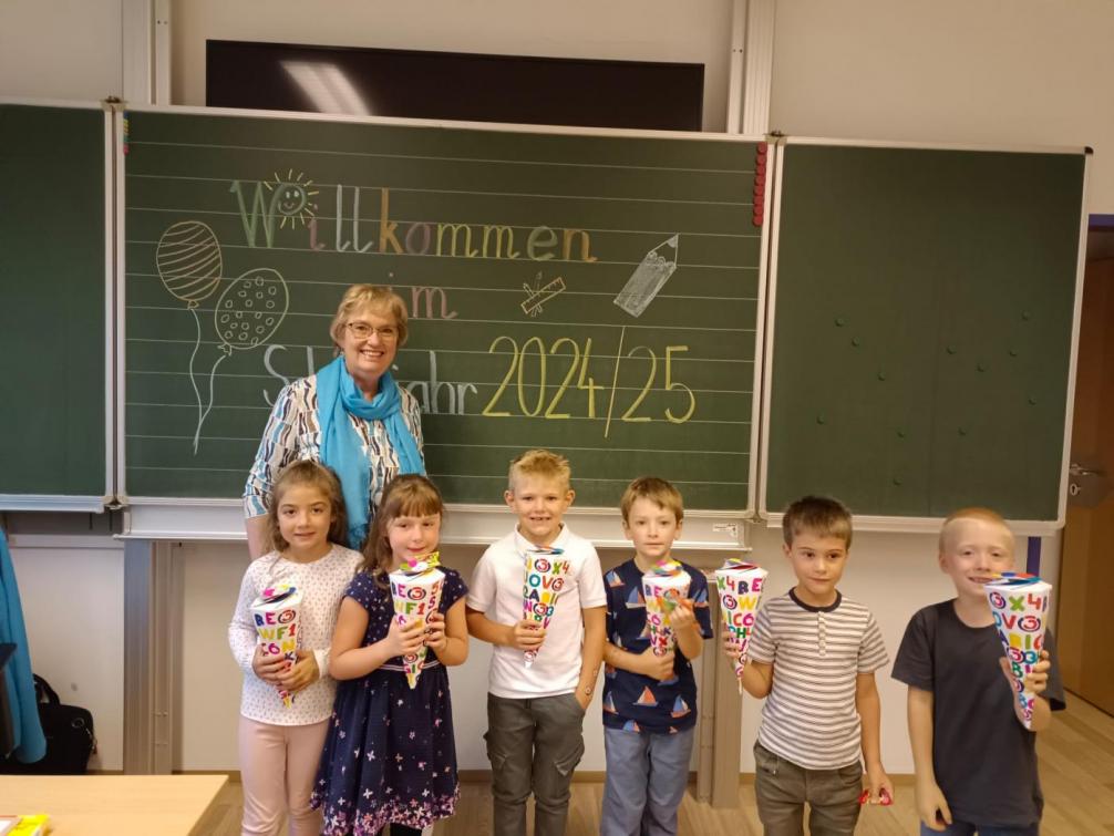 Bild der Klassenlehrerin mit den ErstklässlerInnen