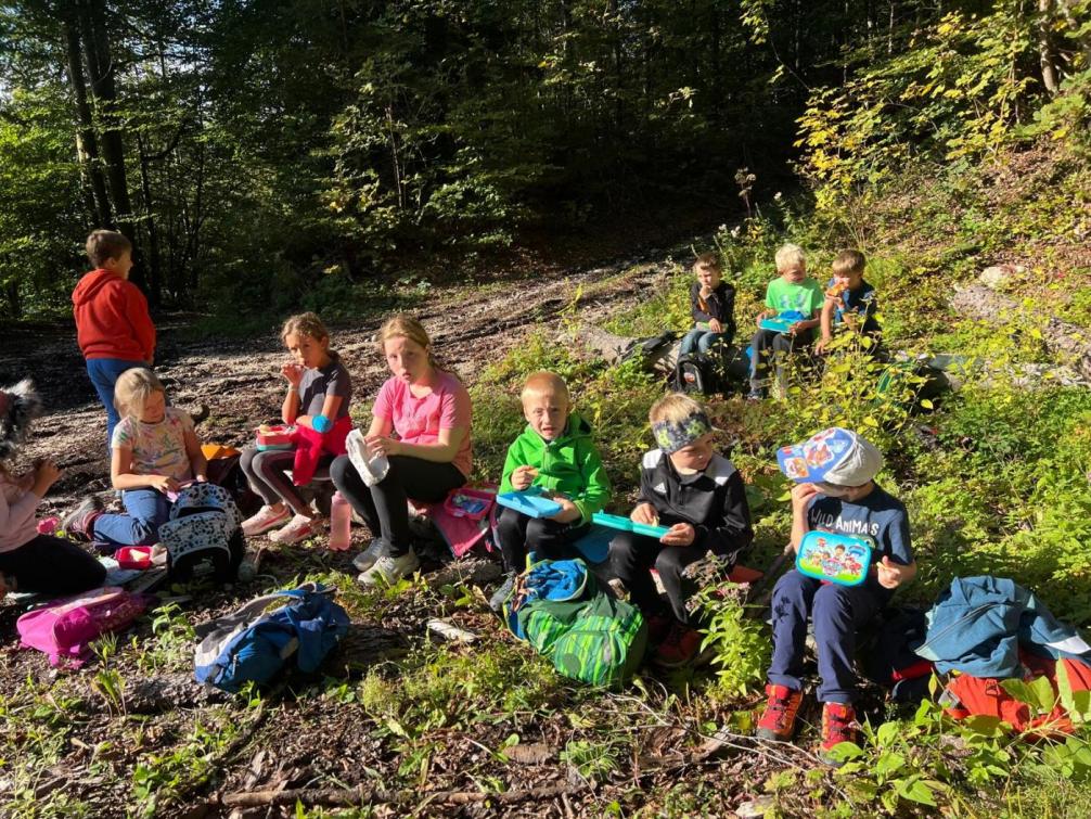 Kinder beim Jausnen